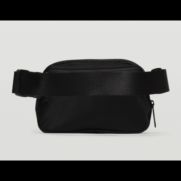 Lululemon Everywhere Belt Bag - Black - NWT🌈 - Picture 2 of 8